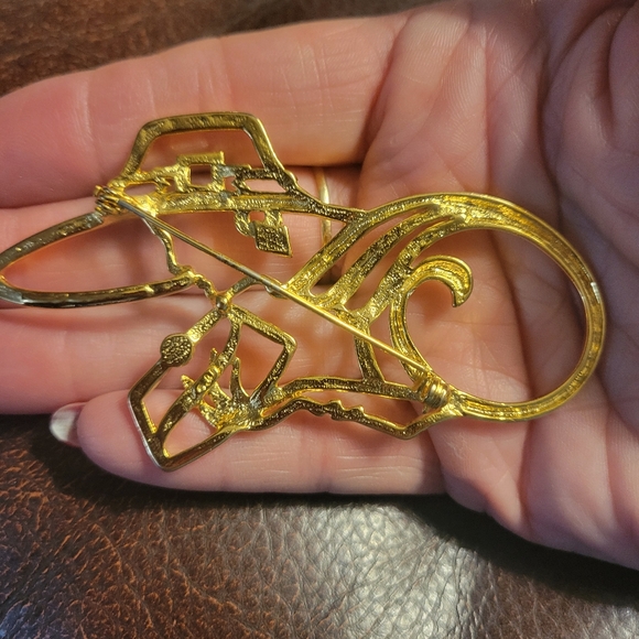 Lady Remington brooch. Excellent vintage condition. For lapel, vest, scarf. - Picture 7 of 7